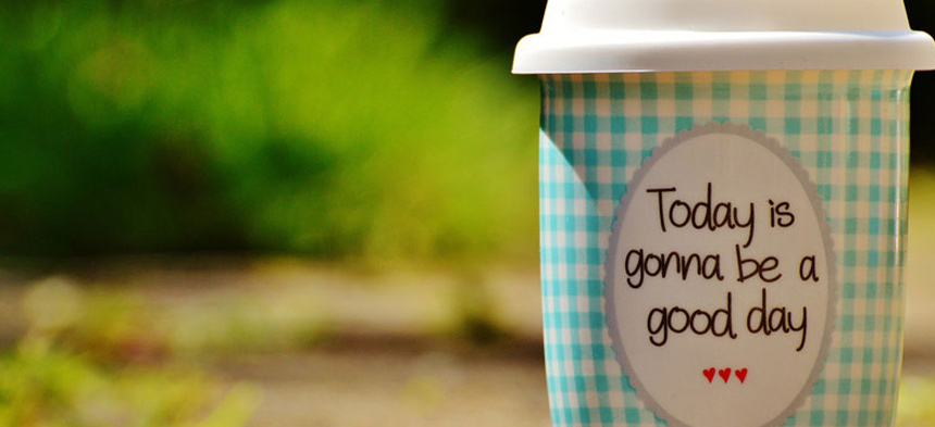 Ein Kaffeebecher mit der Aufschrift Today is gonna be a good day.