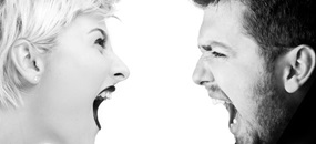 Eine Frau und ein Mann schreien sich an.