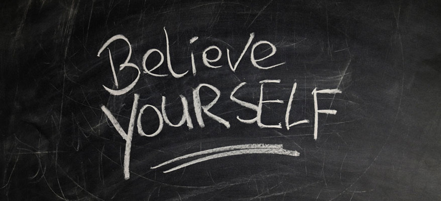 Auf eine Tafel ist der Spruch "Believe yourself" geschrieben.