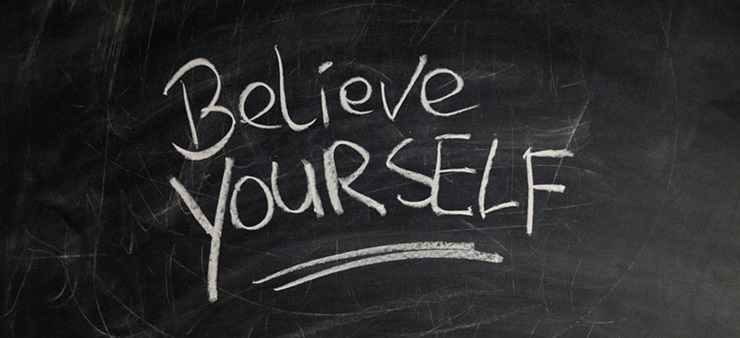 Auf eine Tafel ist der Spruch "Believe yourself" geschrieben.