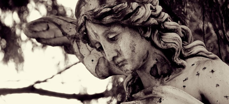 Eine Engelsstatue mit traurigem Gesichtsausdruck