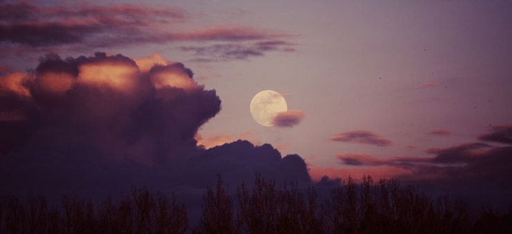 Ein Abendhimmel mit Mond und Wolken