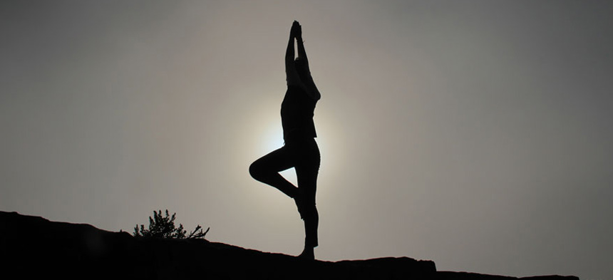 Eine Person macht eine Yoga-Übung im Freien