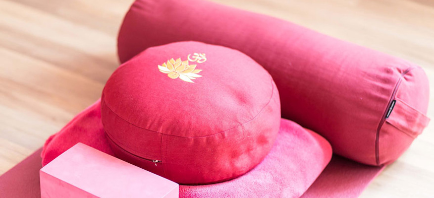 Mehrere pinkfarbene Kissen