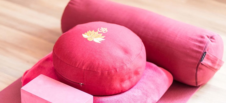 Mehrere pinkfarbene Kissen
