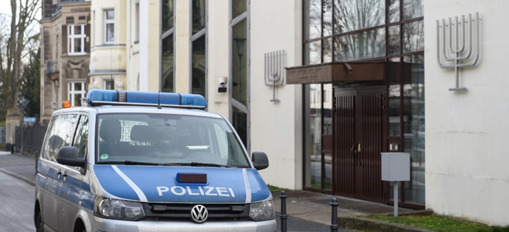 Jüdisches Gotteshaus unter Polizeischutz