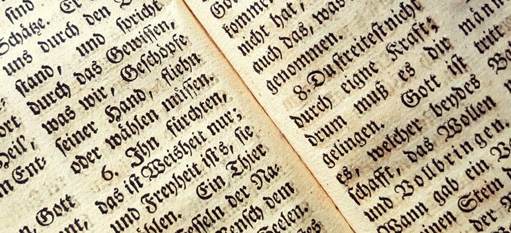 Vergilbte Seiten mit Frakturschrift