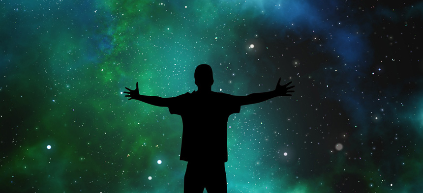 Ein Mann umarmt das Universum.