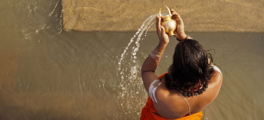 Hindu beim Bad im Heiligen Fluss Ganges.