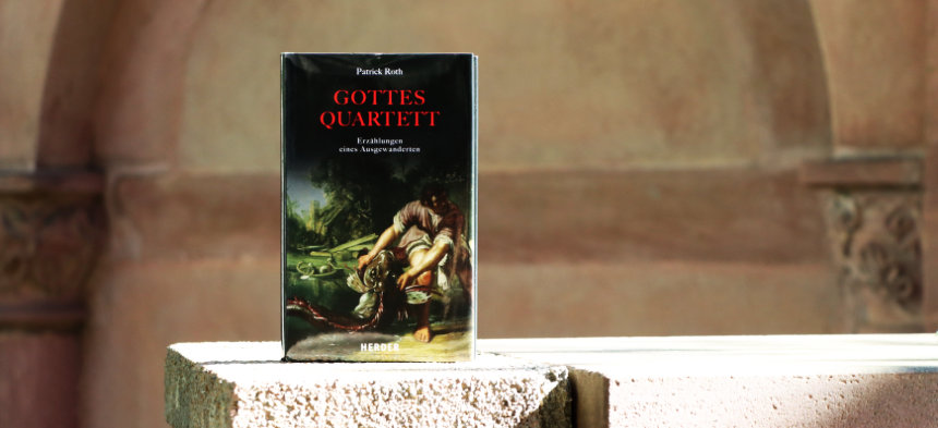 Auf einem Sockel steht das Buch 