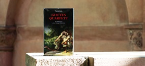 Auf einem Sockel steht das Buch "Gottesquartett"
