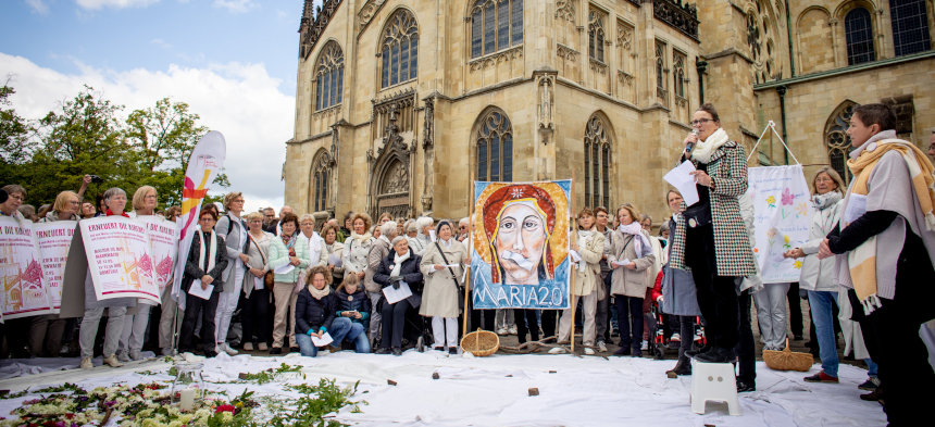 Frauen bei der Mahnwache Maria 2.0