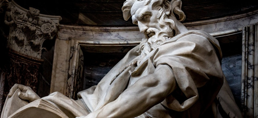 Statue des Matthäus Apostel in einer Nische in der Erzbasilika San Giovanni in Laterano, Rom Italien