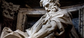 Statue des Matthäus Apostel in einer Nische in der Erzbasilika San Giovanni in Laterano, Rom Italien