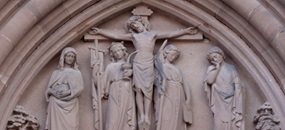 Der Ausschnitt einer Figurengruppe am Eingang der Basilika "Notre-Dame-des-Douleurs" in Marienthal