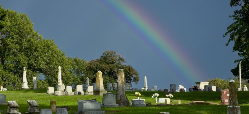 Ein Regenbogen steht über einem Friedhof.