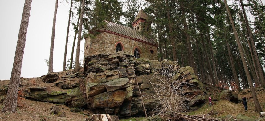 Kirche auf einem Fundament aus Felsen