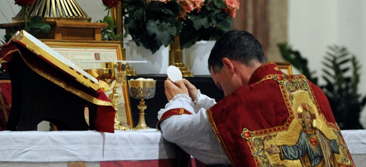 Ein Priester feiert eine Tridentinische Messe.