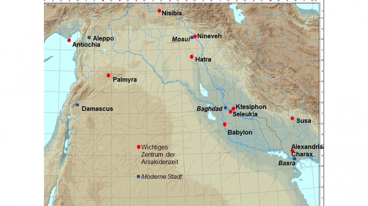 Karte mit hellbrauner Hintergrundfarbe zeigt den Nahen Osten mit Flüssen, darunter der Tigris und der Euphrat, die blau eingezeichnet sind. Mehrere Städte sind mit roten und blauen Punkten markiert, darunter Alexandria Charax, Babylon, Bagdad, Susa, Palmyra, Aleppo, Antiochia, Damaskus, Hatra, Nisibis, Ktesiphon Seleuka und Nineveh.  Die Beschriftungen sind in deutscher Sprache.