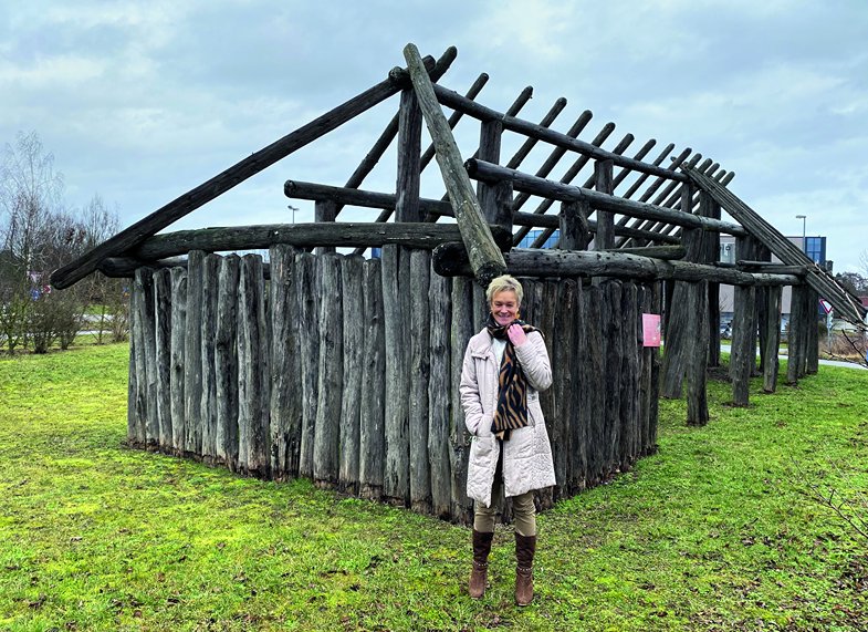 Herxheim-Spezialistin Andrea Zeeb-Lanz am Fundort: Das Modell eines neolithischen Hauses erinnert an das Dorf, das hier vor 7000 Jahren stand und von einem trapezförmigen Doppelgraben mit einzig artigem Inhalt umgeben war.
