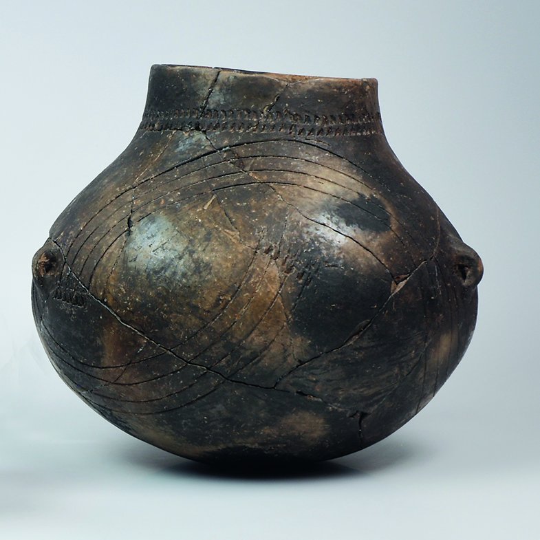 Dieses schön verzierte Tongefäß wurde möglicherweise aus dem Elster-Saale-Gebiet für rituelle Handlungen nach Herxheim transportiert – und dort zerschlagen. Die Scherben konnten nach der Ausgrabung wieder zusammengefügt werden.