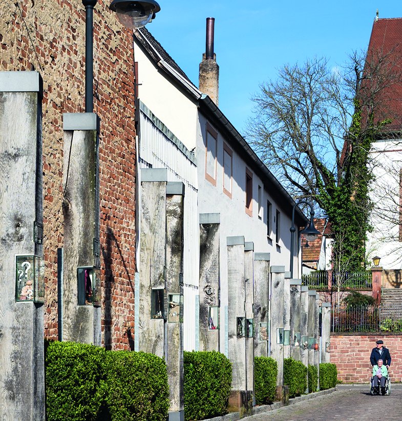 Im Museumshof jederzeit zugänglich: Das von verschiedenen örtlichen Gruppen und Vereinen gestiftete Histoarium, dessen Stationen wichtigen Wegmarken der Ortsgeschichte gewidmet sind.