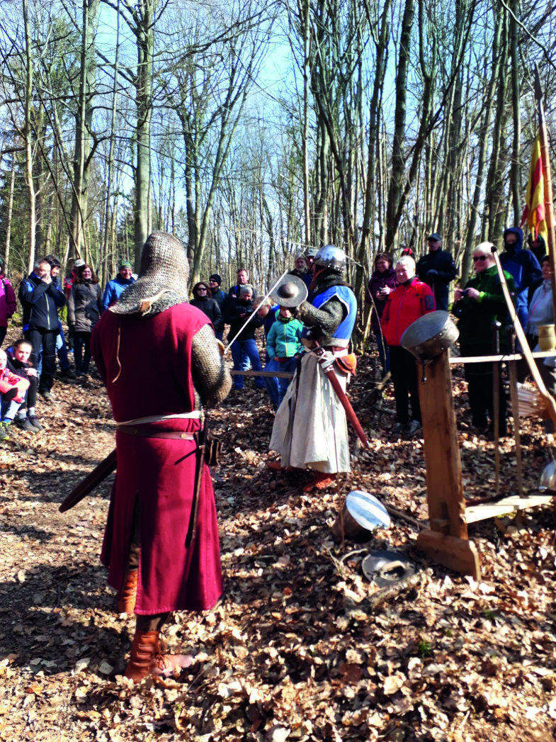 Mittelalterliche Kampfeskunst: Zu den vielen Aktionen, mit denen der Verein Burglandschaft die Atmosphäre vergangener Zeitalter heraufbeschwört, gehören immer wieder auch Ritterspiele in historischer Gewandung.
