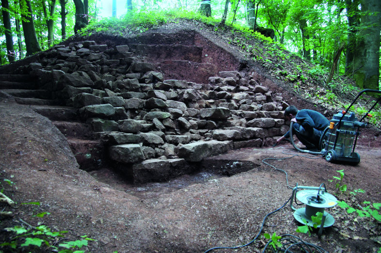 An die Burg Wahlmich des 12. Jh. in Waldaschaff erinnerte lange nur noch ein überwucherter Hügel – bis Mitarbeiter des Archäologischen Spessart- Projekts gemeinsam mit dem örtlichen Heimatpflegeverein hier Hand anlegten und neben Mauerzügen 50 000 Einzelfunde zutage förderten, darunter eine vollständig erhaltene Fleischgabel mit tordiertem Griff.