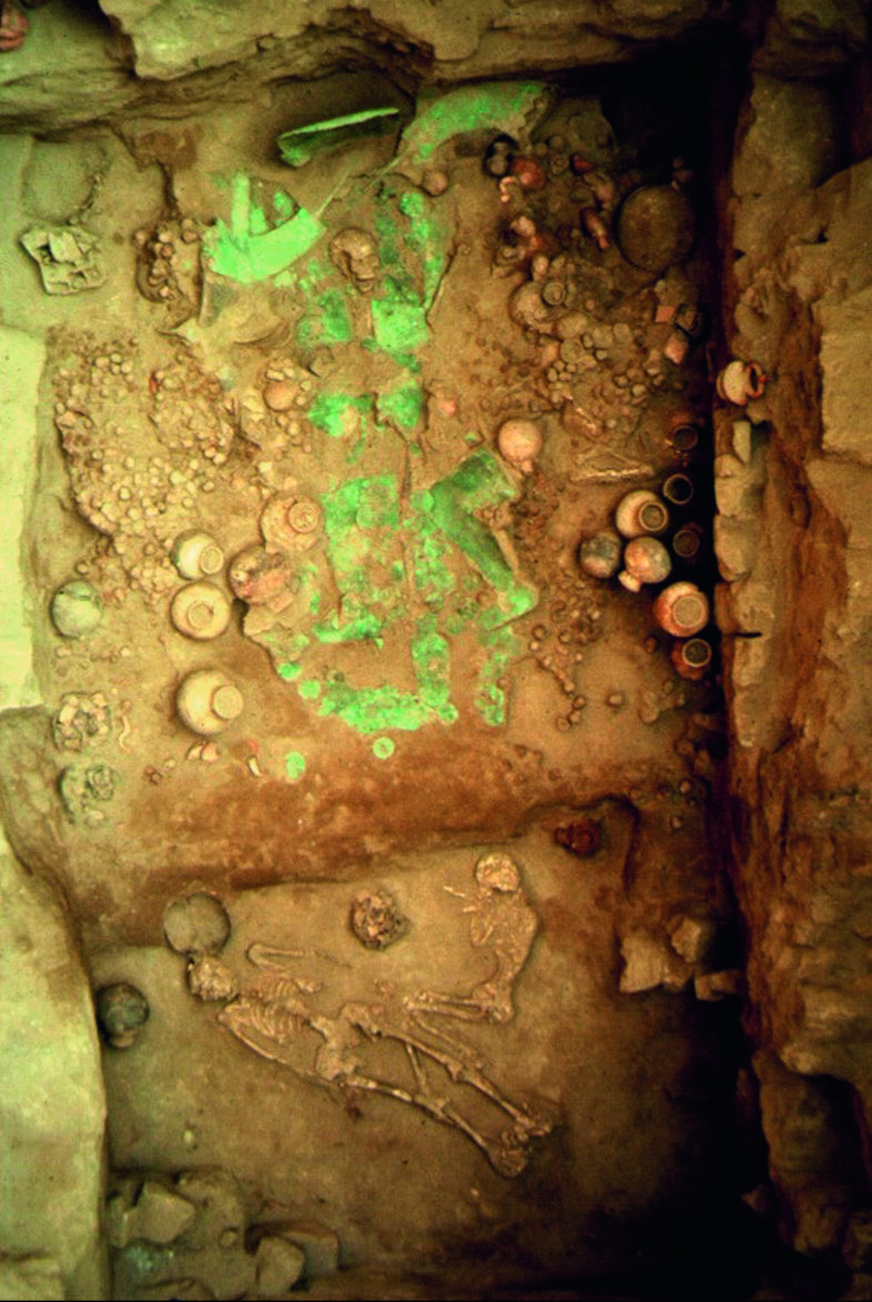 Grab der ersten Priesterin von San José de Moro. Die Tote lag in einem Sarg, der vermutlich aus Schilfrohr bestand und mit Kupferplatten in Form menschlicher Gliedmaßen verziert war. Bei der Ausgrabung lagen die Platten unmittelbar auf dem Skelett: Übersicht.