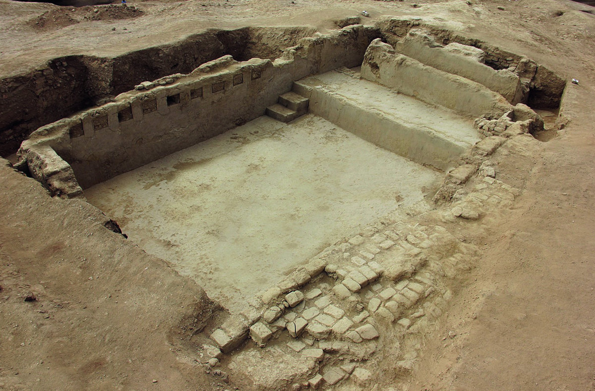 Einer der zahllosen Innenhöfe der Huaca La Capilla (E1) mit einer zentralen Bühne oben und dekorativ angeordneten Fenstern in der Seitenwand.