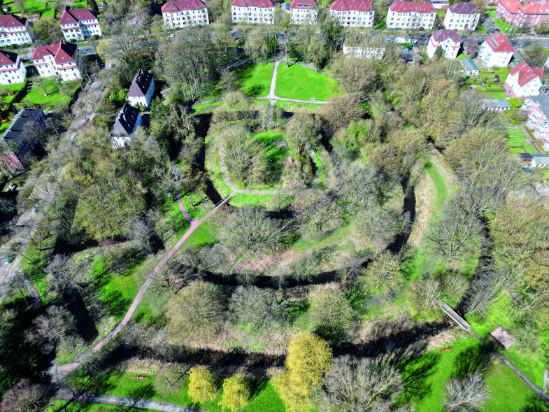 Wälle und Gräben um die Sibetsburg in Wilhelmshaven: Die Burg diente auch zur Kontrolle wich - tiger Verkehrswege.