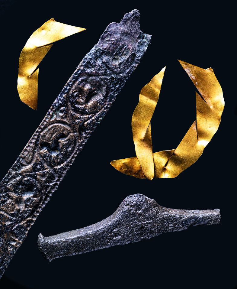 Zerschnittene Goldfolienreste und Feinschmiedewerkzeug von der Sibetsburg in Wilhelmshaven und von Hatzum, Landkreis Leer.