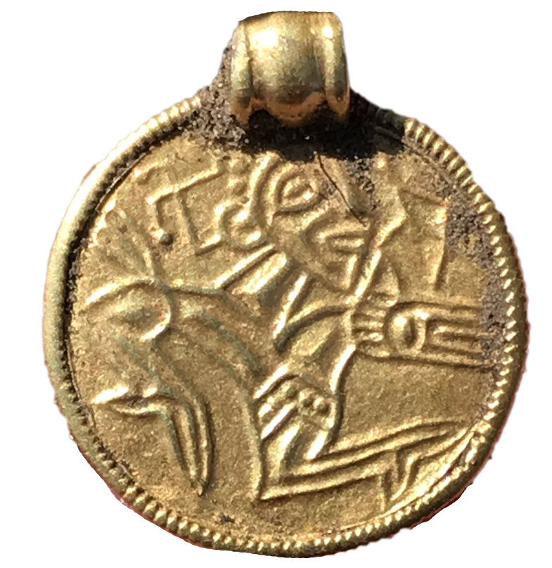 Mit dem Einsatz von Metalldetektoren stieg die Zahl der Funde steil an: Bodendenkmalpfleger Peter Dachner zeigt einen gerade bei Pasewalk im Landkreis Vorpommern- Greifswald entdeckten Goldbrakteaten.