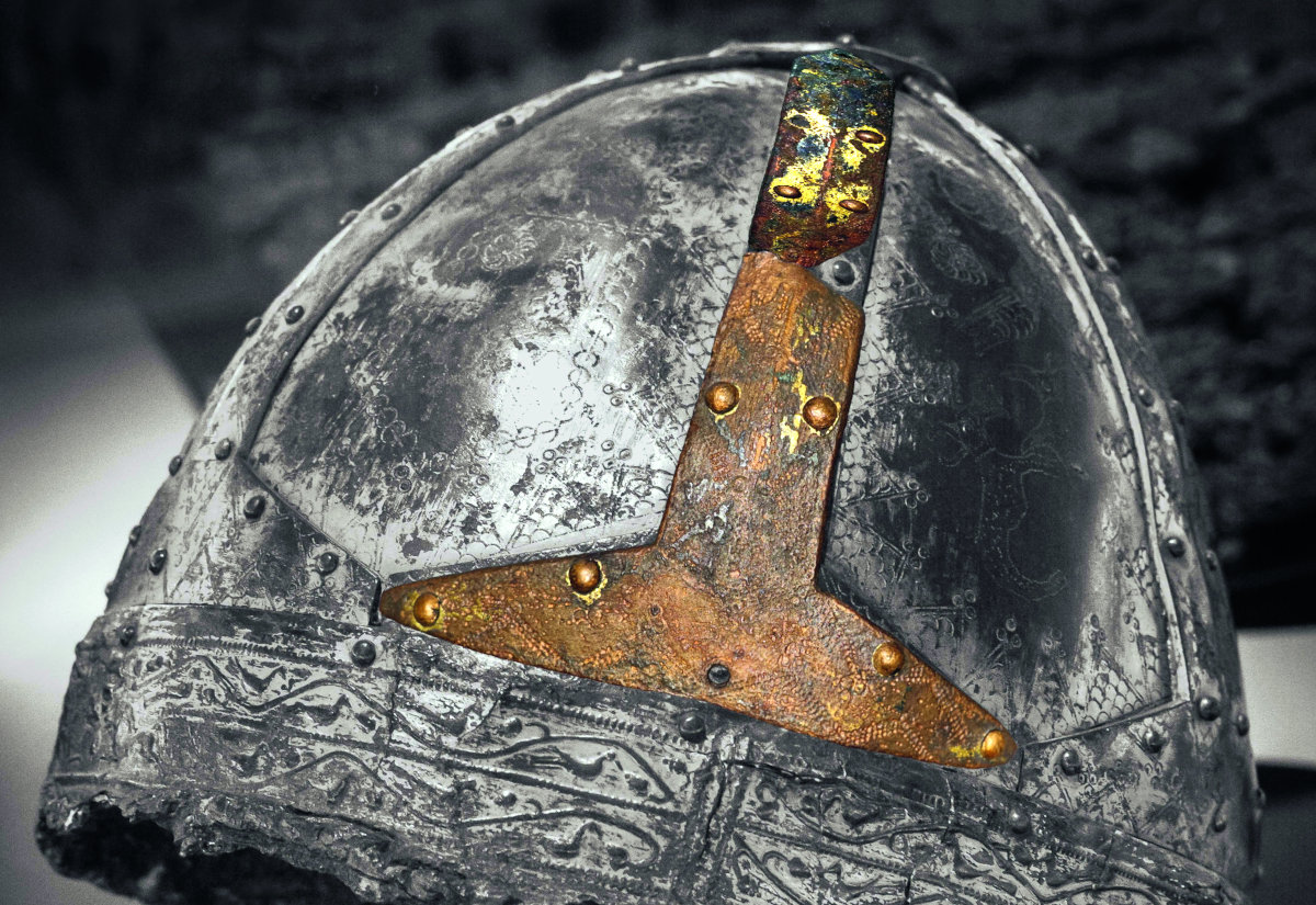 Unser Titelbild zeigt Fragmente eines Spangenhelms aus der Peene bei Demmin im Landkreis Mecklenburgische Seenplatte. Zum besseren Verständnis wurden die Teile auf den Helm von Gammertingen aus Südwestdeutschland montiert.