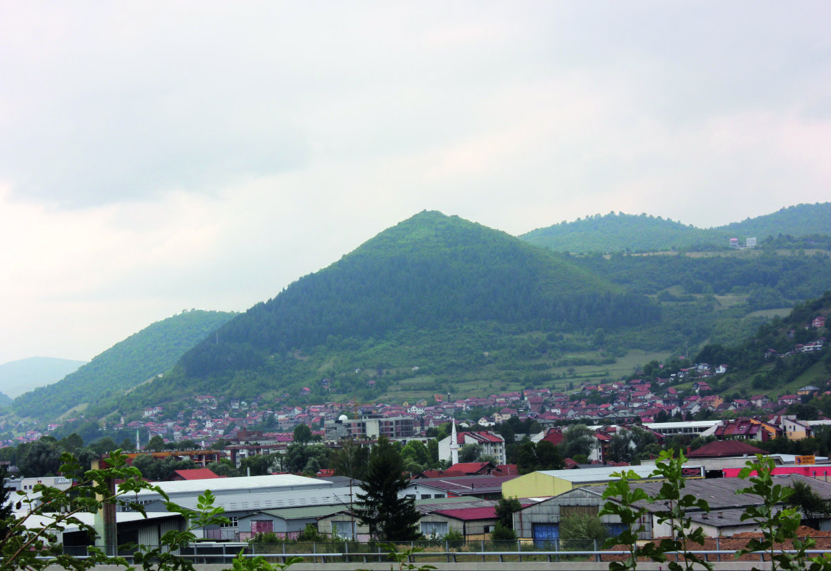 Bei der vermeintlichen »Pyramide der Sonne« nahe Visoko in Bosnien und Herzegowina (Bildmitte), eigentlich der Berg Visočica, handelt es sich um ein natürliches geo - logisches Phänomen: Die Form der Erhebung und die angeblich vor Ort beobachteten »behauenen Steine« sind auf typische Brekzien- Eigenschaften des lokalen Sediment - gesteins zurückzuführen. Vorhandene Tunnel gehen auf jüngere Bergbautätigkeit zurück, kleinere Mauerreste sind mittel - alterlichen Ursprungs.