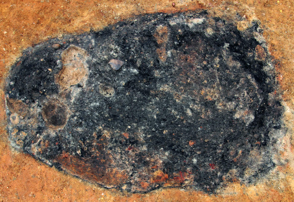 Planum mit Befund 159 in Hänichen, Stadt Leipzig: eine »Ofengrube« der Schnurkeramik (2800 – 2200 v. Chr.).