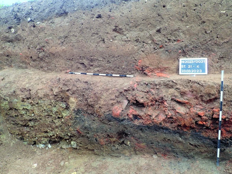 Die Brandschicht zeugt von den Ereignissen des Jahres 69 n. Chr., als nach Tacitus die Siedlung »in modum municipii« zerstört wurde.