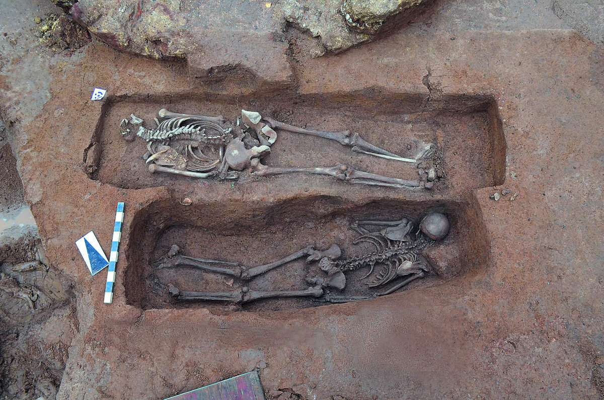 Römisches Gräberfeld im Norden von Trier. Ringförmig um einen Grabrundbau angeordnete Bestattungen in Bauchlage aus dem 2. Jh. n. Chr.