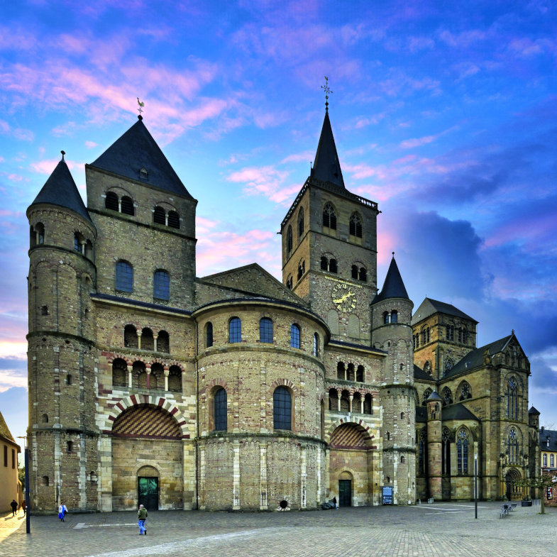 Dom St. Peter mit romanischem Westwerk; rechts schließt die frühgotische Liebfrauenkirche an.