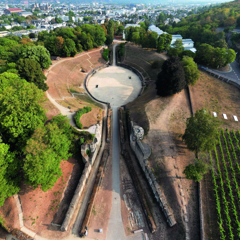 Amphitheater von Süden. Am Ostrand der Stadt in der zweiten Hälfte des 2. Jh. angelegt, wurde das Amphitheater als Torzugang in die zeitgleich erbaute Stadt - mauer integriert.