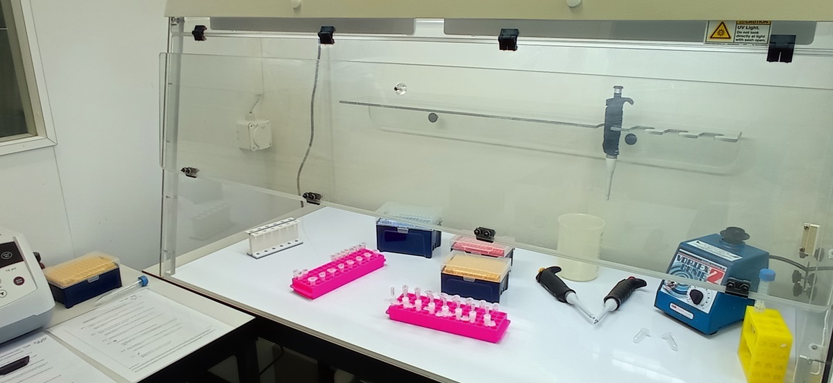 Laboraufbau, in dem der Zahnstein entmineralisiert und die Proteine aufgeschlossen werden.