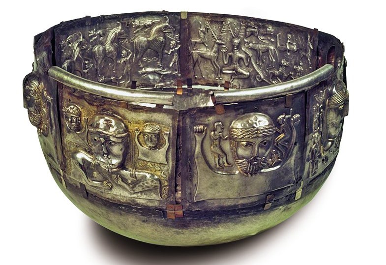 Wohl der berühmteste keltische Fund überhaupt steht im Nationalmuseum in Kopenhagen: Der silberne Gundestrup- Kessel trägt zahlreiche Bilder religiösen Inhalts. Durchmesser 69 cm, Höhe 42 cm.