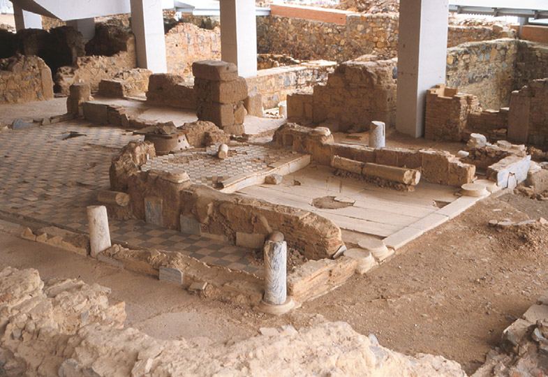Säulen, Boden- und Wandverkleidungen aus Buntmarmor zierten im 4. Jh. die Häuser der wohlhabenden Bevölkerung. Die »Casa de los Marmoles« in der archäologischen Zone »Morería« in Mérida.