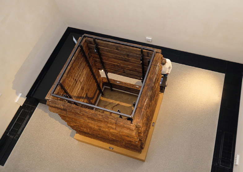 Brunnenschacht vom Marienhof, 13. Jh., mit skelettierter Kuh im Lichthof des Museumsbaus.