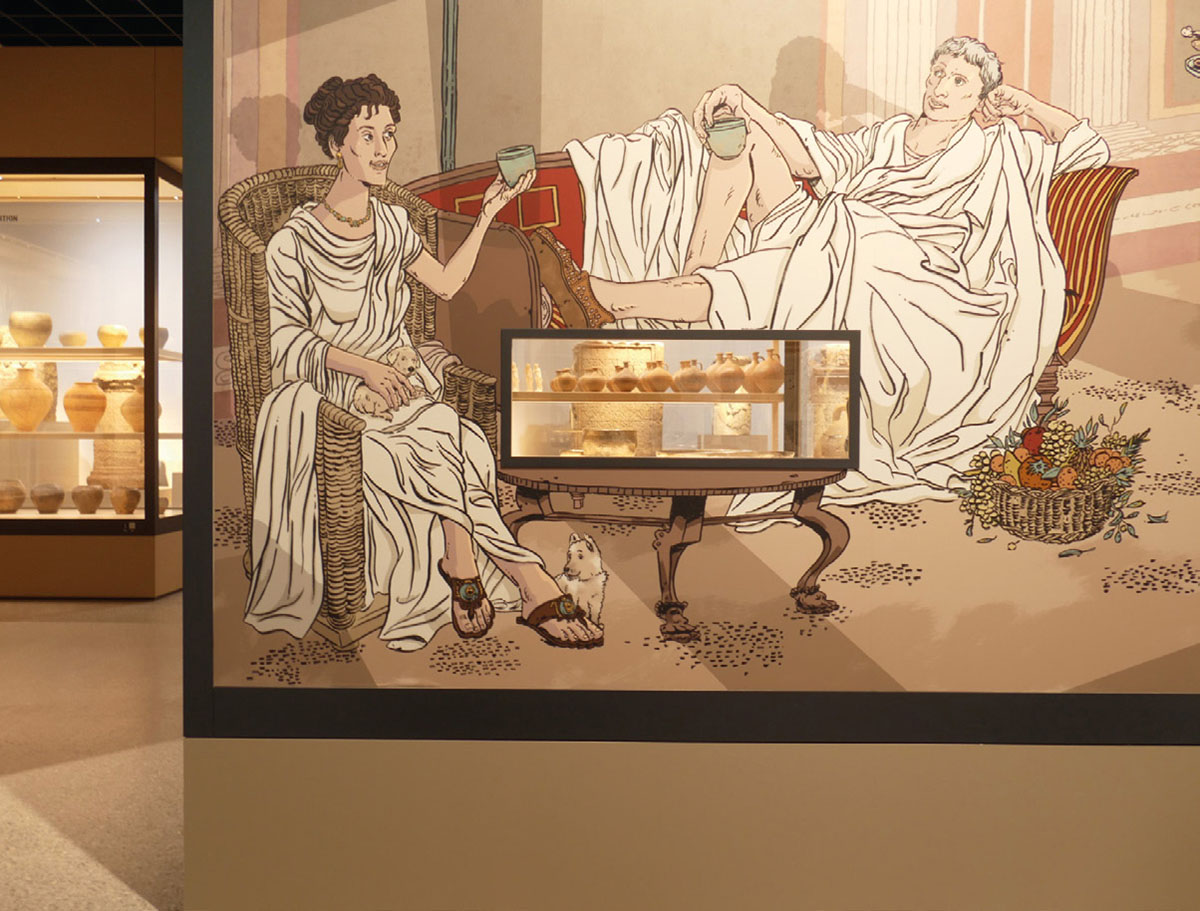 Raum »Weltmacht Rom«. Eine römische Speiseszene, illustriert vom Münchner Comic-Künstler Frank Schmolke. Die fiktiven Comic-Illustrationen ergänzen die Sammlung und fügen ihr eine emotionale Ebene zu.