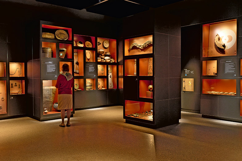 Zweiter Rundgang, Raum »Der Wert der Dinge «. Hier künden Münzen, Schmuck und Waffen von deren Bedeutung in den jeweiligen Epochen.