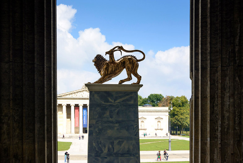 Zweiter Rundgang, Raum »Der Wert der Dinge «. Hier künden Münzen, Schmuck und Waffen von deren Bedeutung in den jeweiligen Epochen.