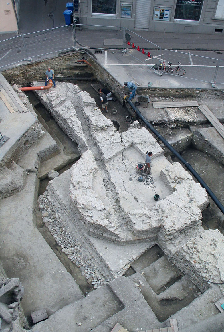 Ausgrabungen auf dem Münsterplatz: oktogonaler Wachturm und Abschnitt der Wehrmauer des spät antiken Kastells.