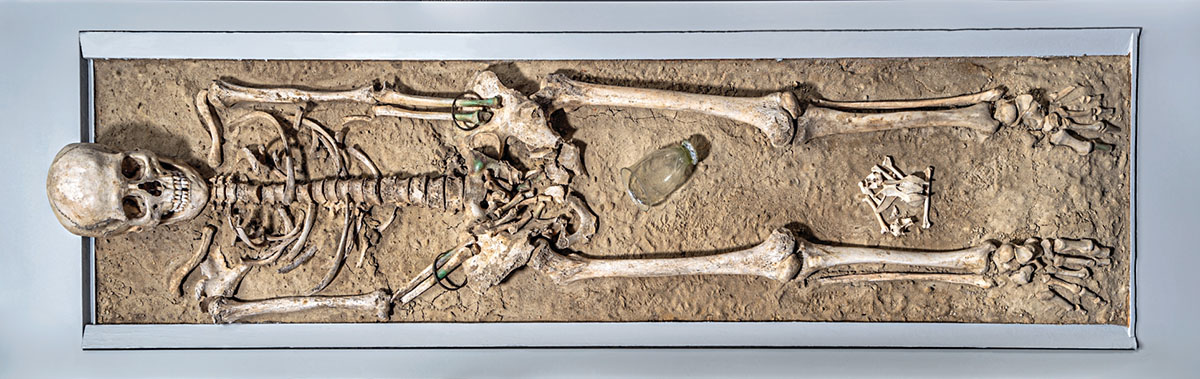 1872 von Ludwig Leiner beim Bau der Wasserleitung freigelegte Bestattung des 4. Jh. Heute im Rosgartenmuseum ausgestellt. Der Glasbecher zwischen den Oberschenkeln lag ursprünglich in der linken Armbeuge.