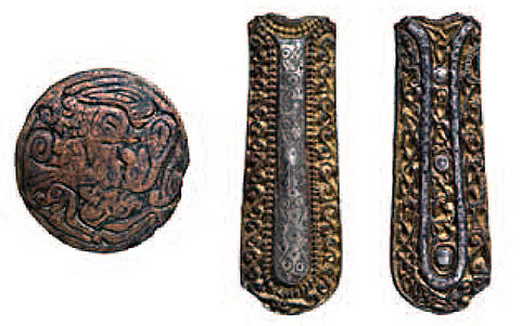Riemenzunge und Scheibenfibel mit Verzierungen im Stil des Tassilokelches.